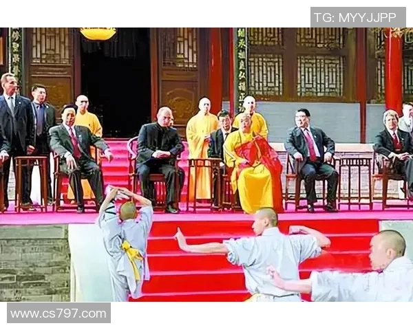 少林寺方丈赠送足球明星定制法衣传递武术与体育的融合精神